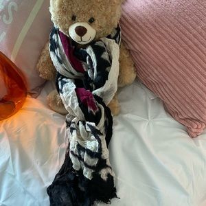 NWOT 100% wool burgundy, blk & white scarf. Purchased in Paris! Perfect cond $10